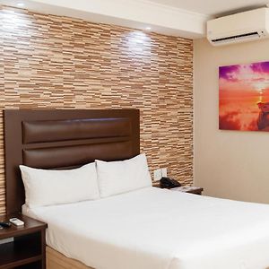 Bayside Hotel 100 Pixley Kaseme Street (West Street)